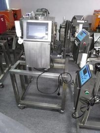 金属探知器を持つ動的コンベヤーのウエイト チェッカ保証12か月の